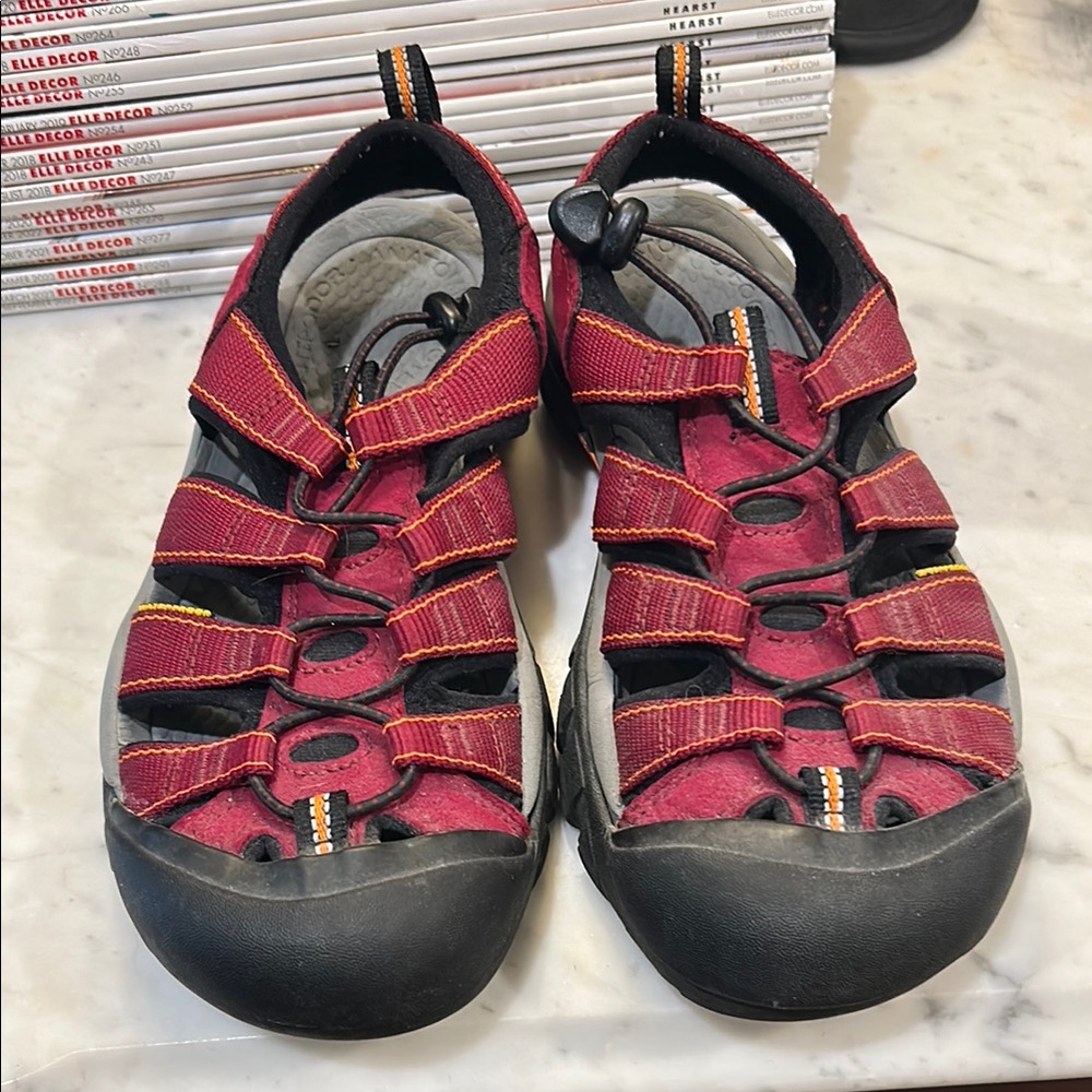 Keen Red and Black Outdoor Sandals with adjustable cinch straps size 9
